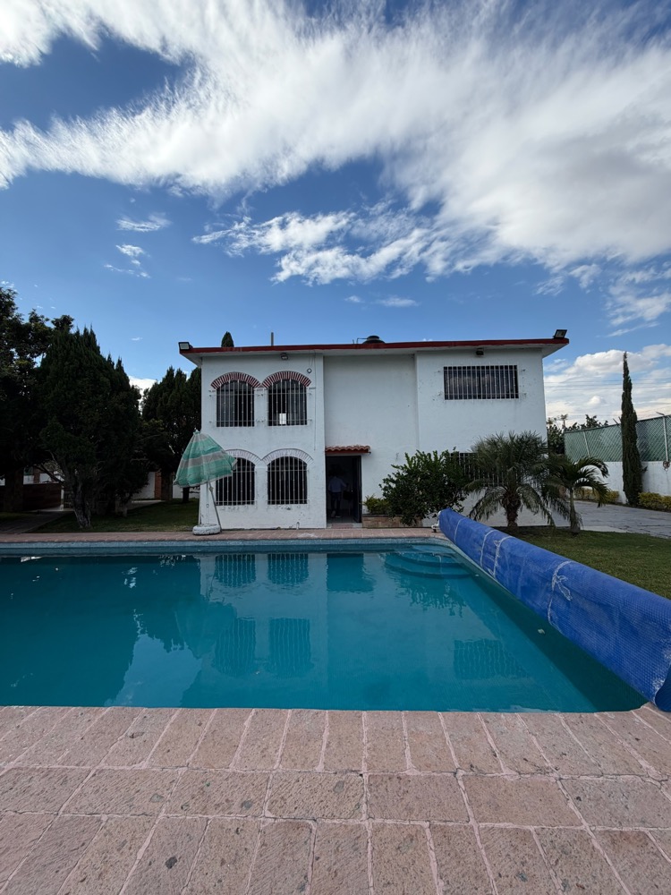 Fachada y alberca de Casa Rino Cuautla