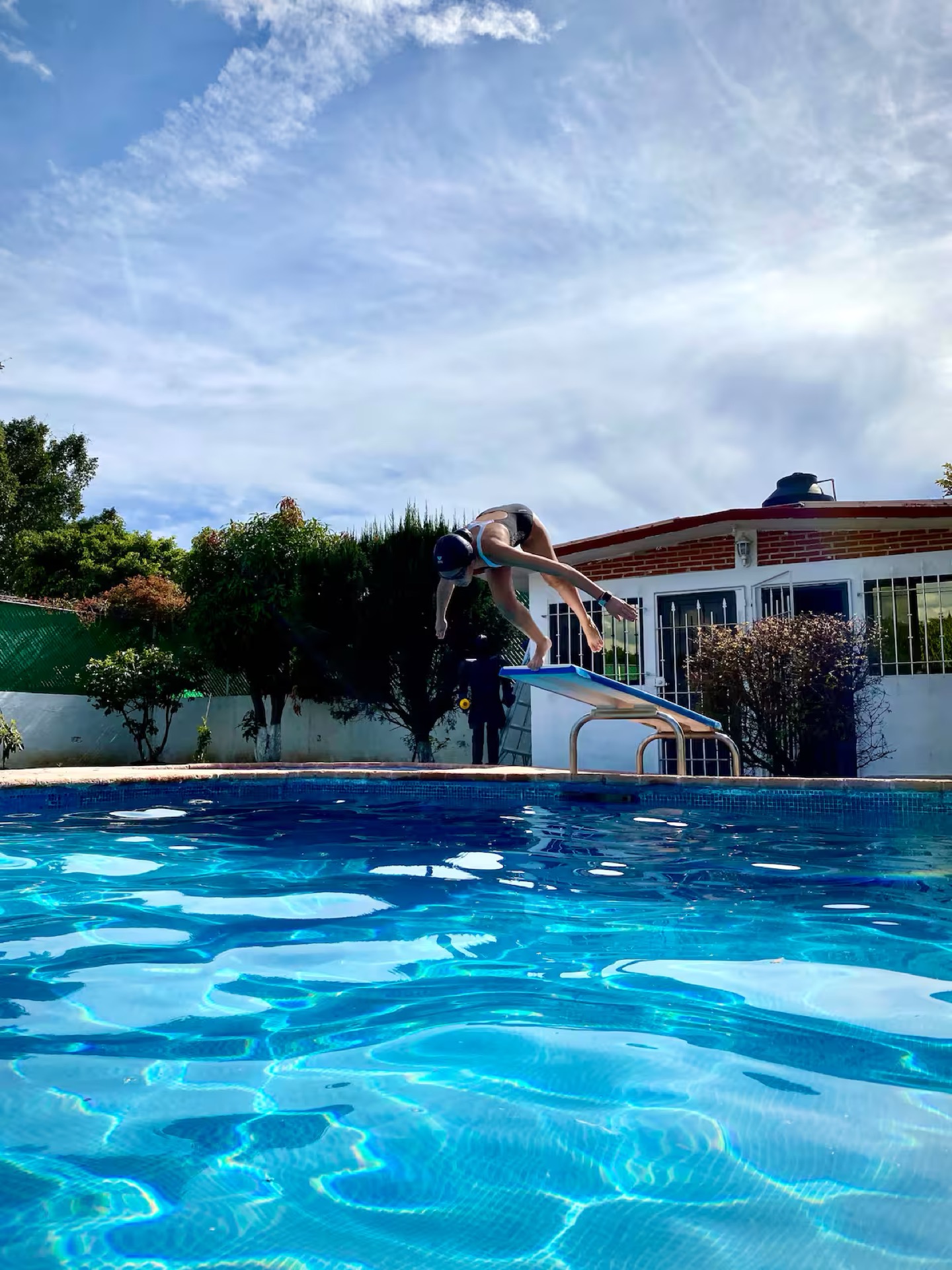 Clavado en la alberca de Casa Rino Cuautla