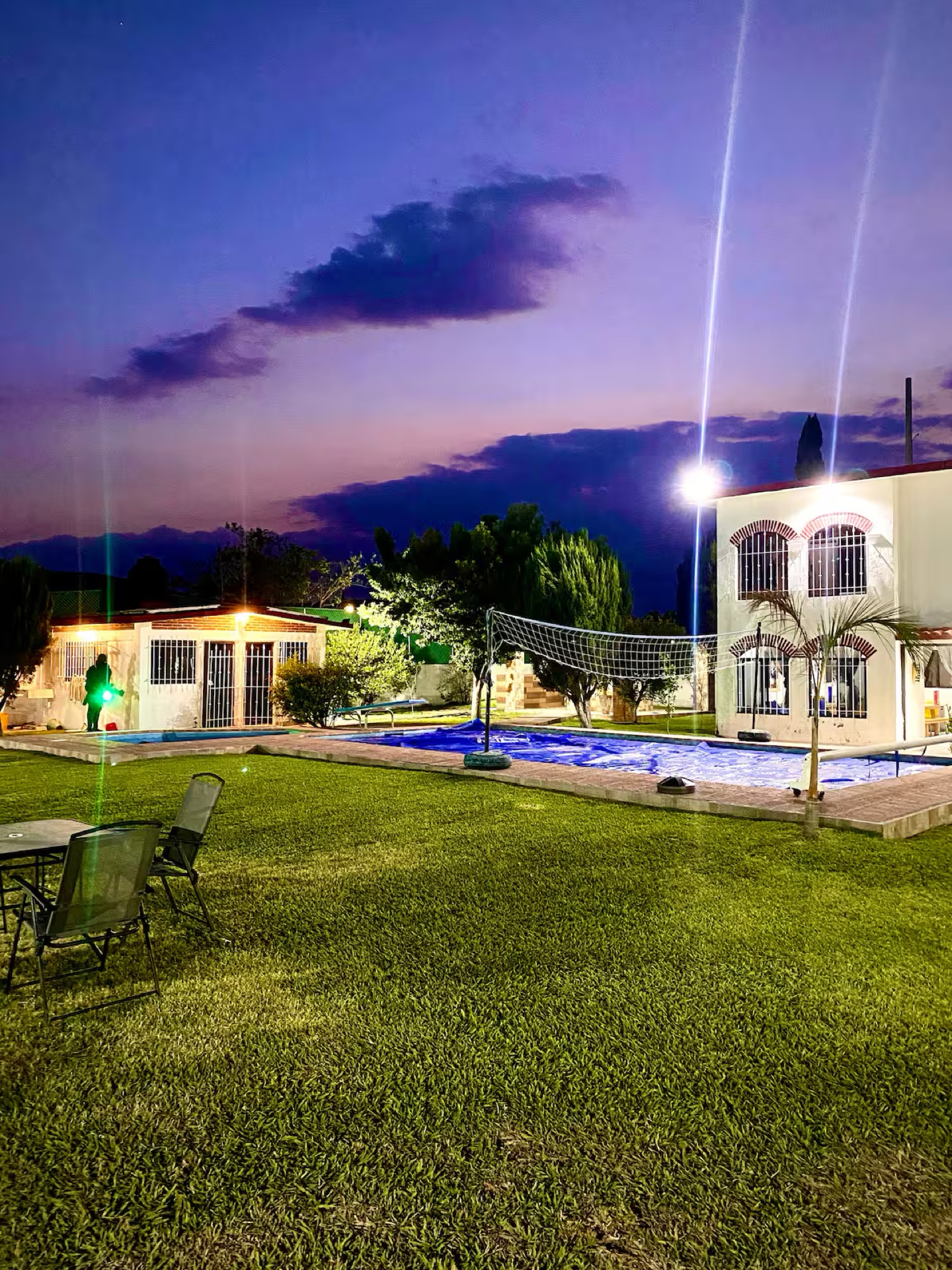 Alberca de Casa Rino Cuautla iluminada de noche