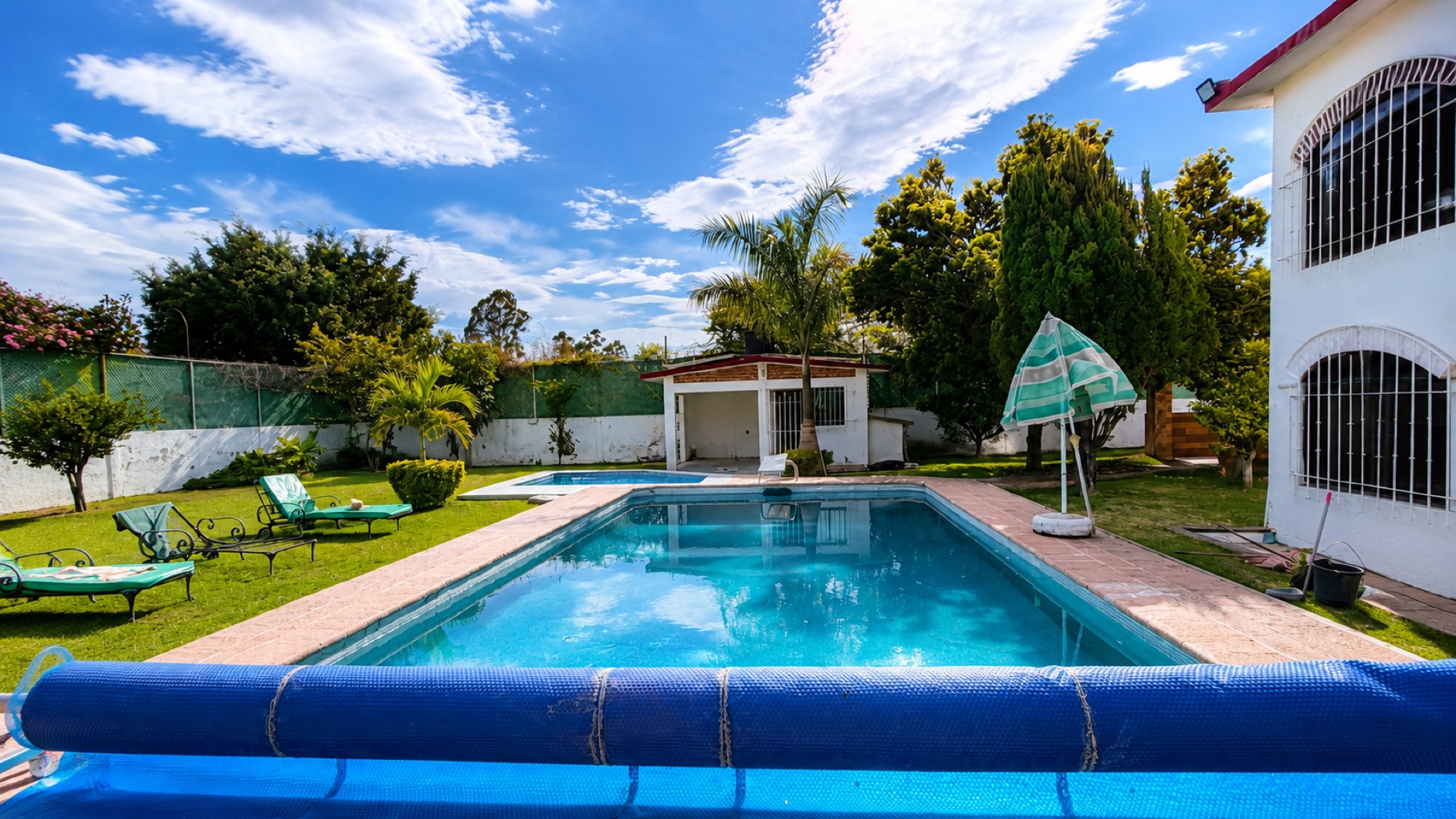 Vista panorámica de la alberca privada de Casa Rino Cuautla